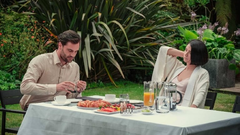 La serie está inspirada en la novela homónima escrita por la autora británica Sarah Pinborough.