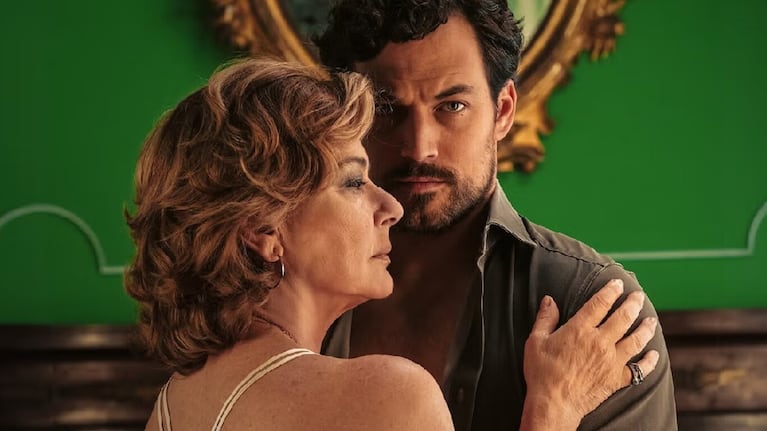 La serie muestra la relación entre una millonaria de 60 años y un joven mucho menor que ella.