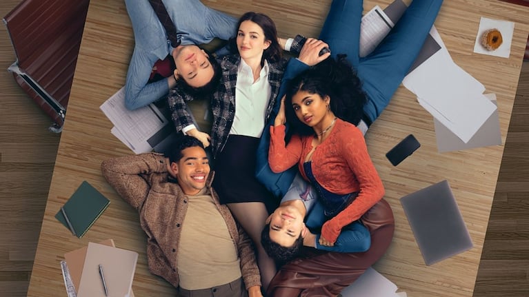 La serie sigue a AJ, Abby, Davis, Josh y Kel, cinco amigos que acaban de terminar la universidad y comienzan una nueva etapa en Nueva York.