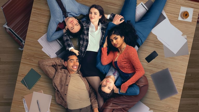 La serie sigue a AJ, Abby, Davis, Josh y Kel, cinco amigos que acaban de terminar la universidad y comienzan una nueva etapa en Nueva York.