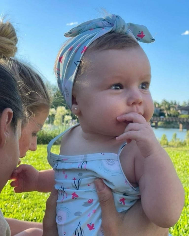 La sesión de fotos de Pampita con la beba que tiene con Roberto García Moritán: "Ana ya está preparada para la pile y el mar"
