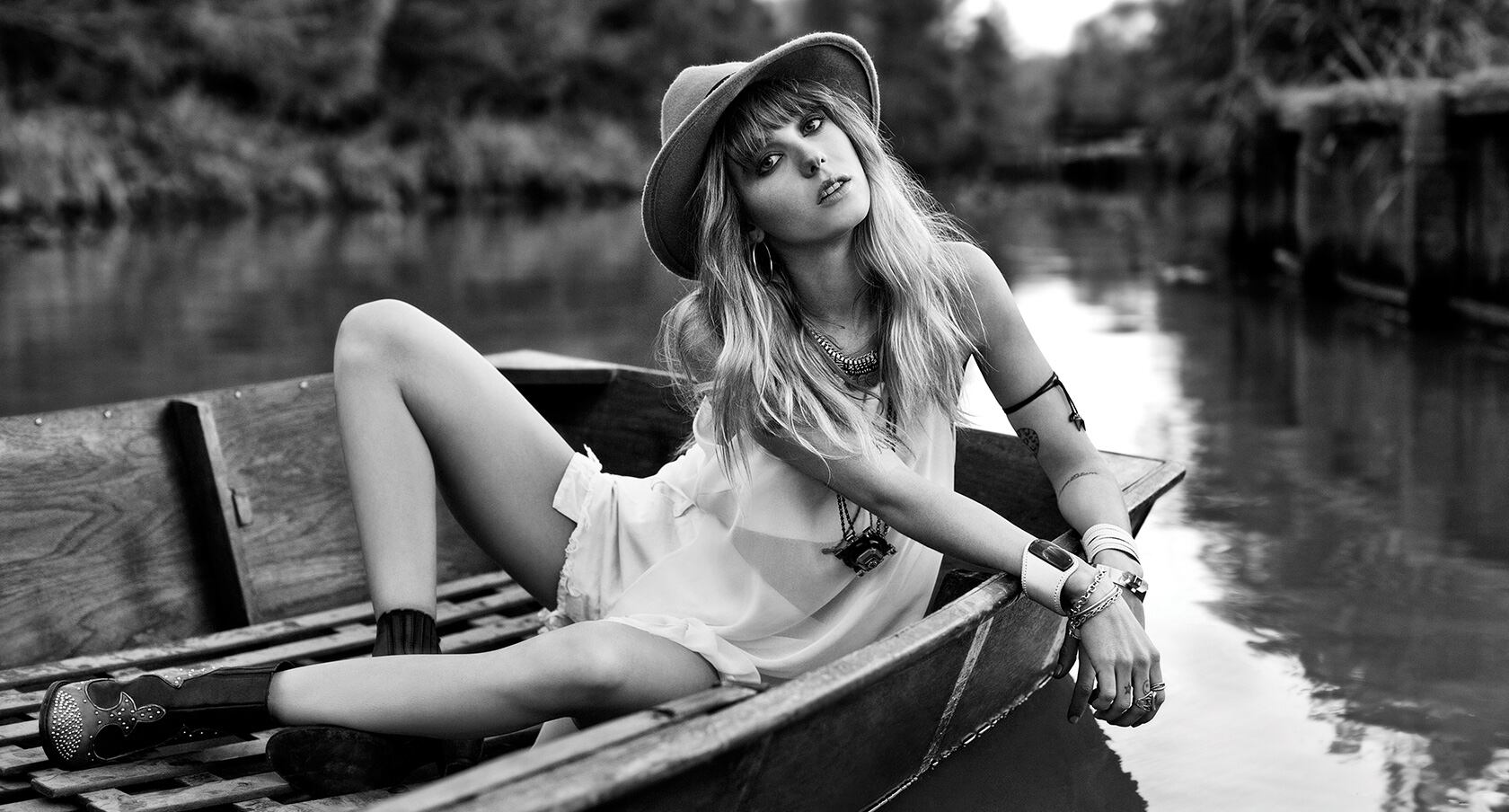 La sexy producción de foto de Lucía Celasco para una campaña de ropa (Fotos: Ossira.com)