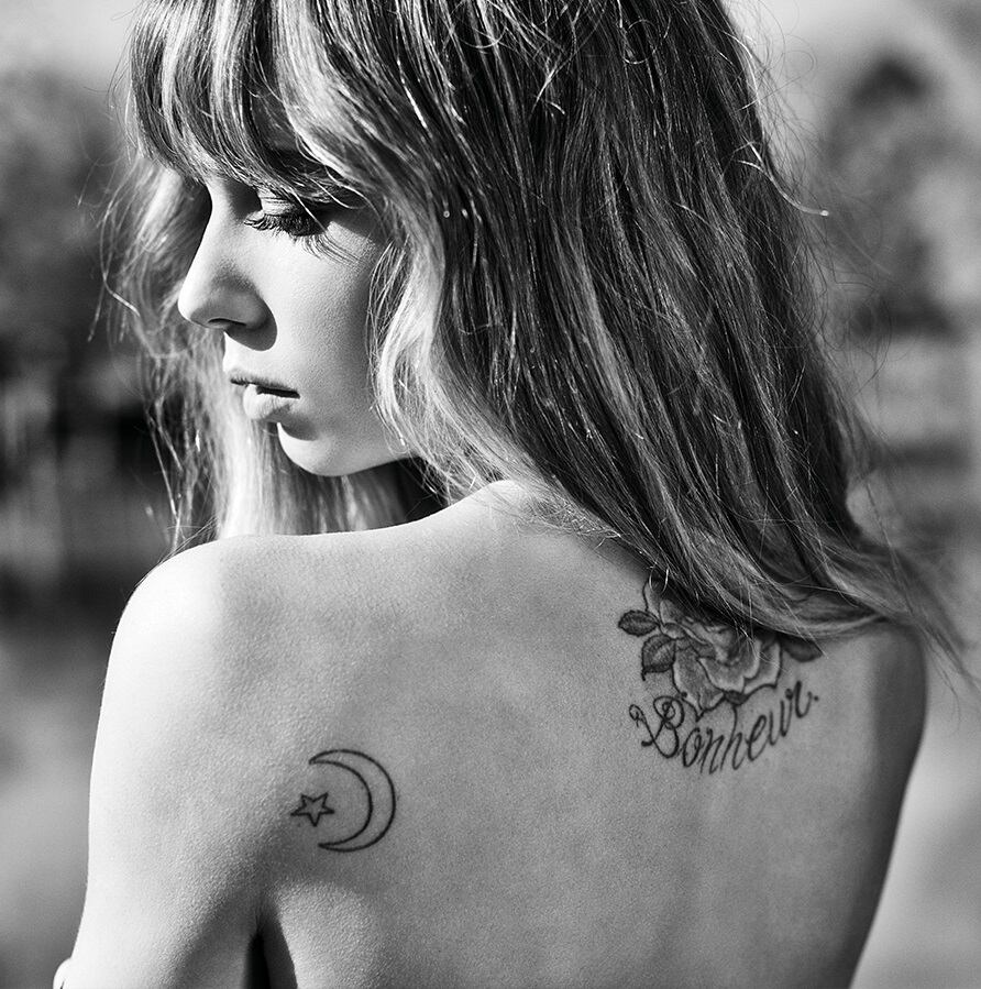 La sexy producción de foto de Lucía Celasco para una campaña de ropa (Fotos: Ossira.com)