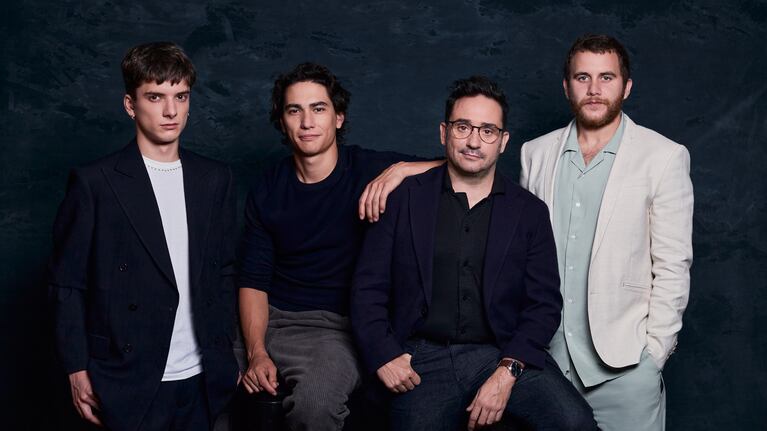 La Sociedad de la Nieve. (L to R) Matias Recalt as Roberto Canessa, Enzo Vogrincic as Numa Turcatti, Juan Antonio Bayona, Agustín Pardella as Nando Parrado, in La Sociedad de la Nieve. Cr. German Romani / Netflix @2023