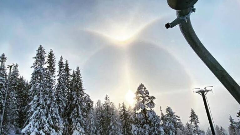 La sorpresa de esquiadores suecos frente a un extraño halo solar que fue viral