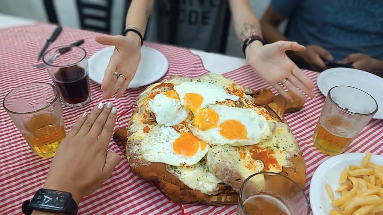La súper milanesa Tábano, una bomba que viene con cuatro huevos fritos. Foto: Cucinare TV