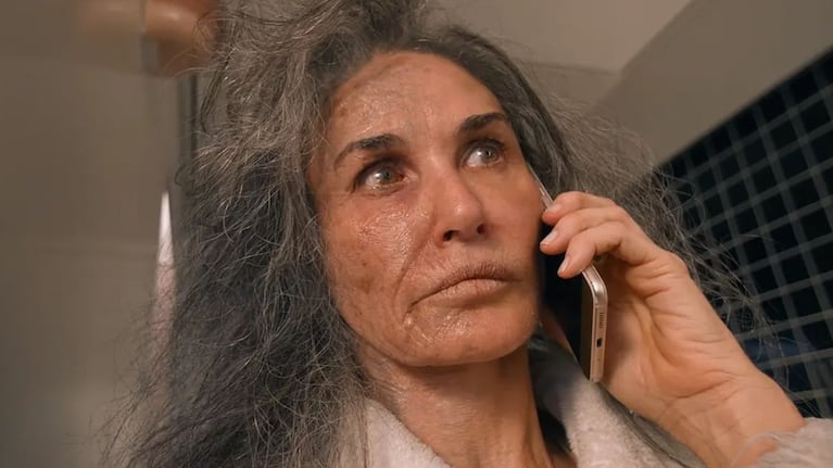 La sustancia fue escrita y dirigida por Fargeat, realizadora francesa que utiliza transformaciones físicas extremas para representar conflictos relacionados con la imagen personal.