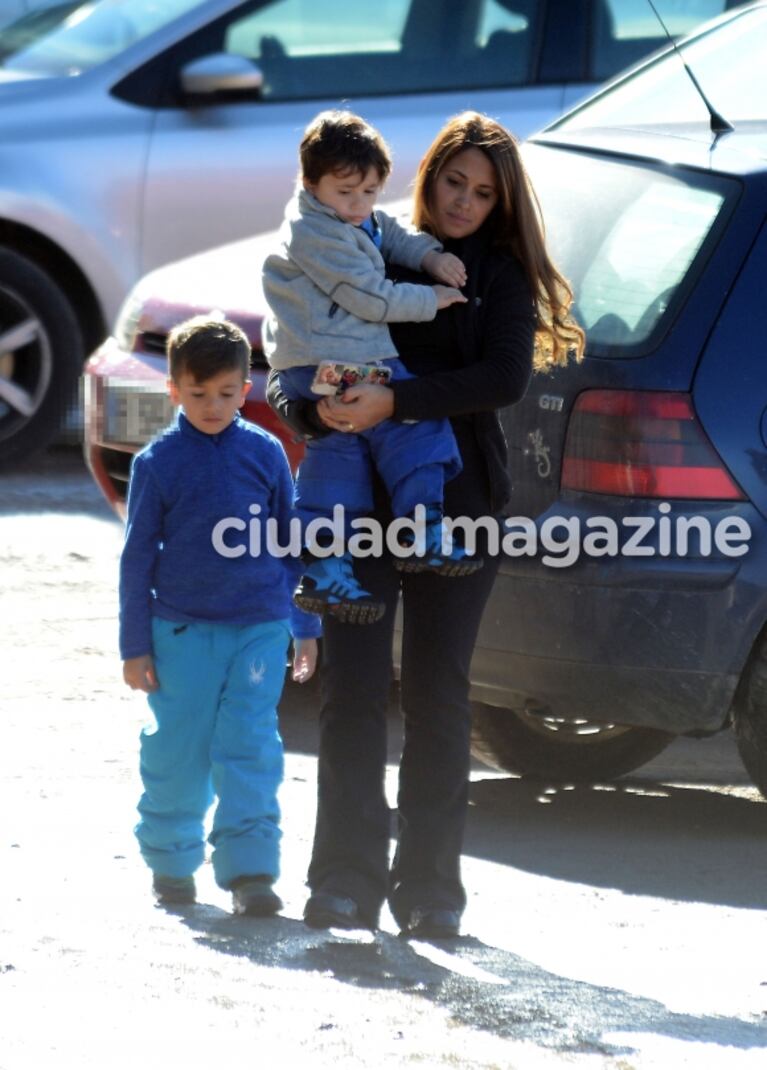 La tarde top a puro esquí de Antonela Roccuzzo en los Pirineos junto a Thiago y Mateo