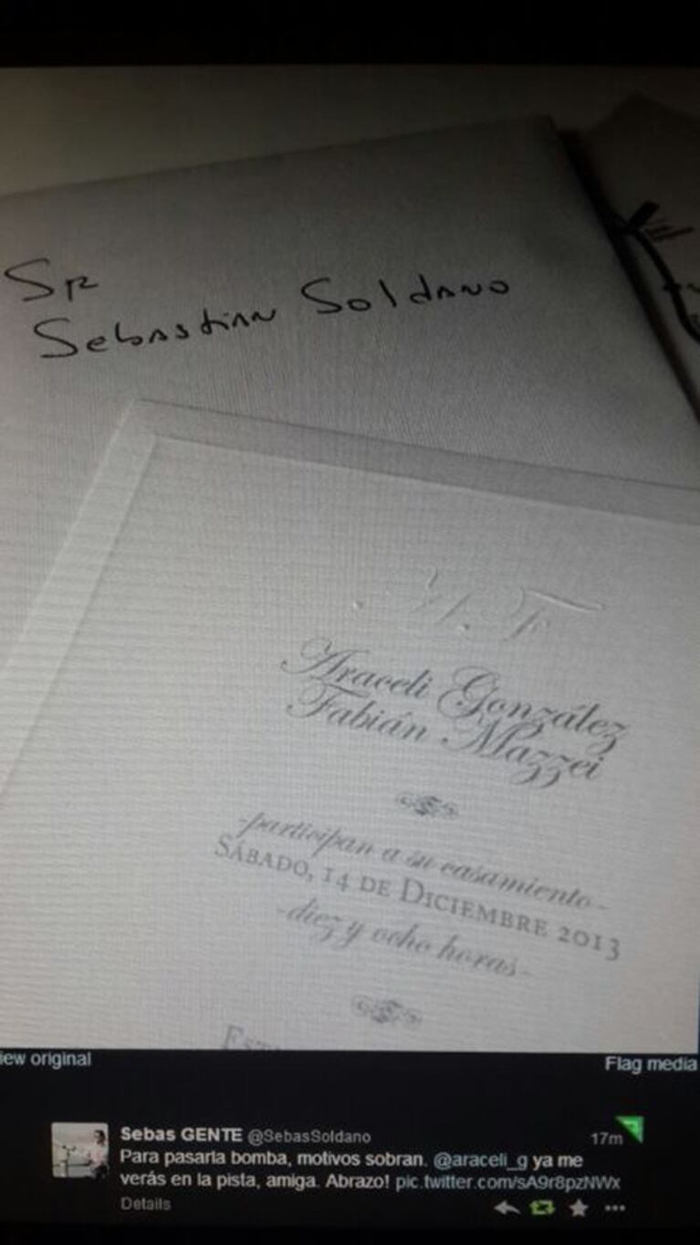 La tarjeta de invitación de Araceli González y Fabián Mazzei. (Foto: @sebasoldano)