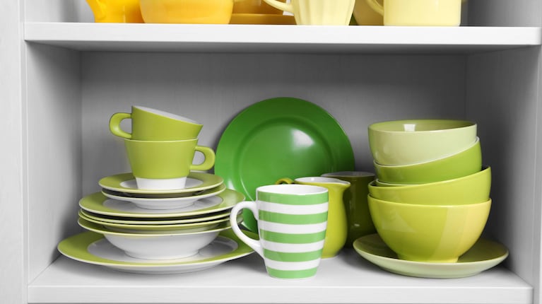 La ténica japonesa evita que los vasos queden mal guardado y haya menos espacio en la alacena. Foto: AdobeStock