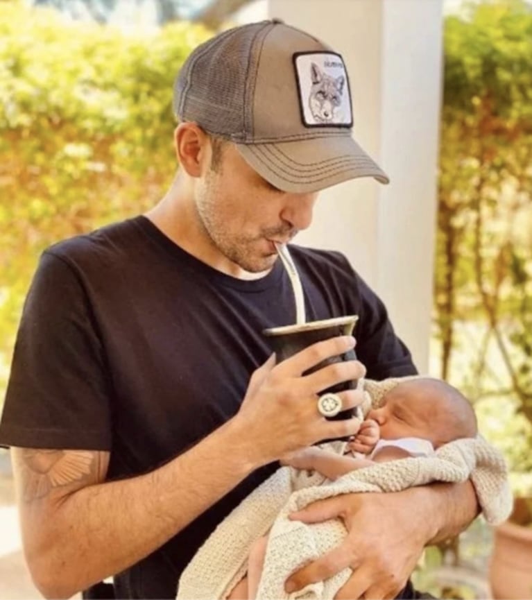 La tierna foto de Abel Pintos tomando mate con su hijo de casi un mes: "Flotando de amor"