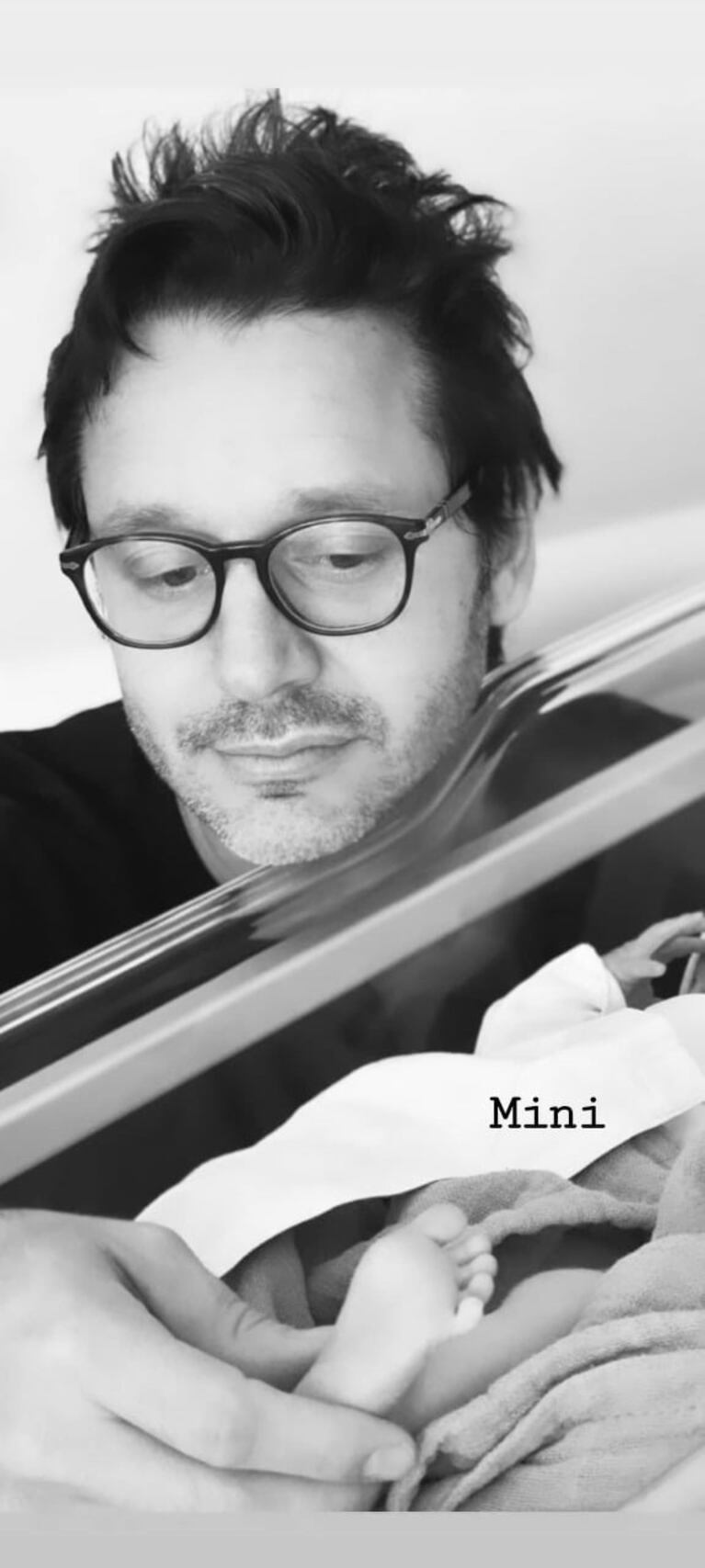 La tierna foto de Benjamín Vicuña mimando a Amancio, su bebé recién nacido: "Mini"