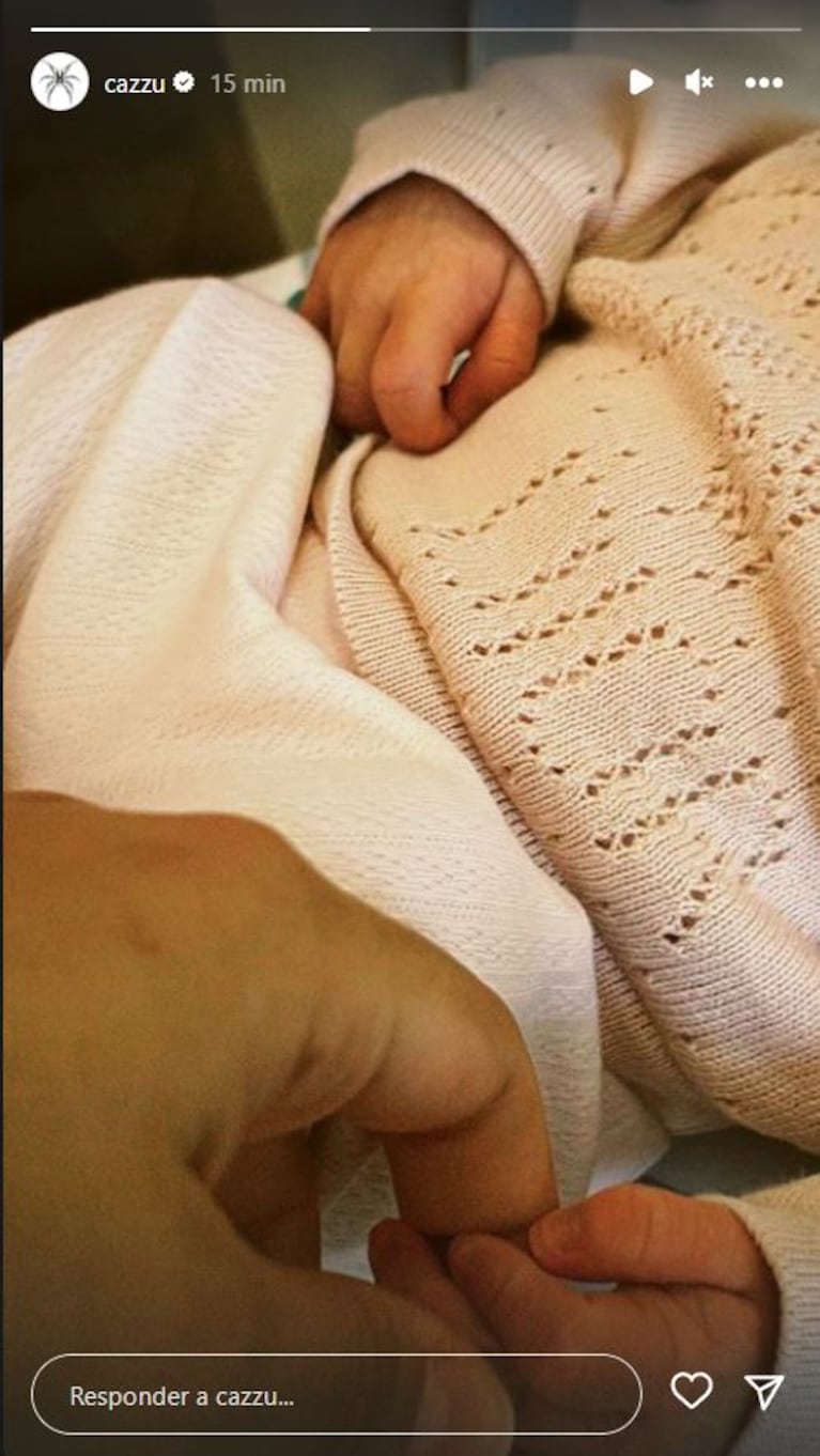 La tierna foto de Cazzu con su hija, a cuatro días de dar a luz, y la ola de mensajes de súper famosos