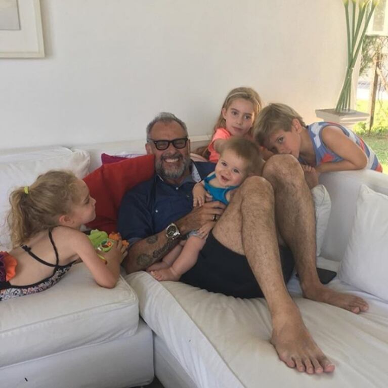 La tierna foto de Jorge Rial con las hijas de Romina Pereiro y dos primitos