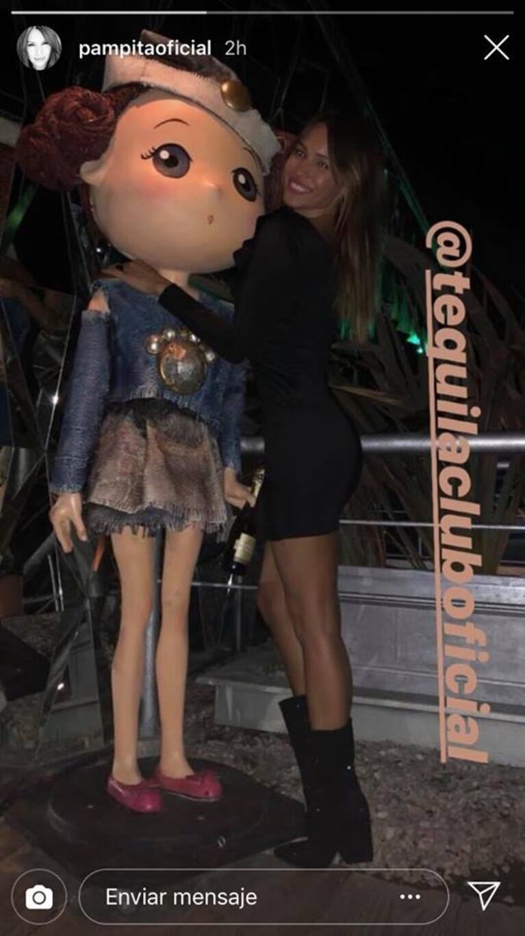 La tierna foto de Pampita en Punta del Este, ¡abrazando a una muñeca gigante!