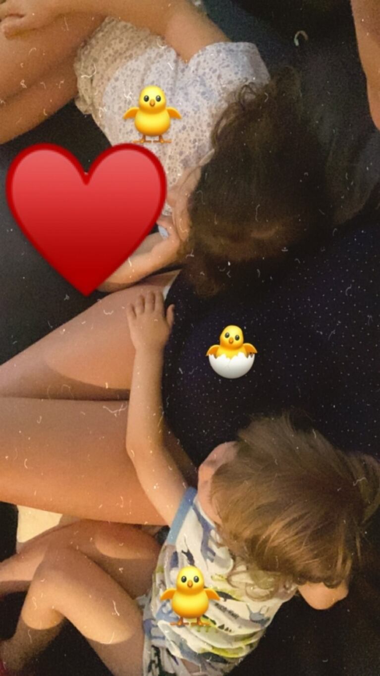 La tierna foto de Paula Chaves con su pancita y sus hijos
