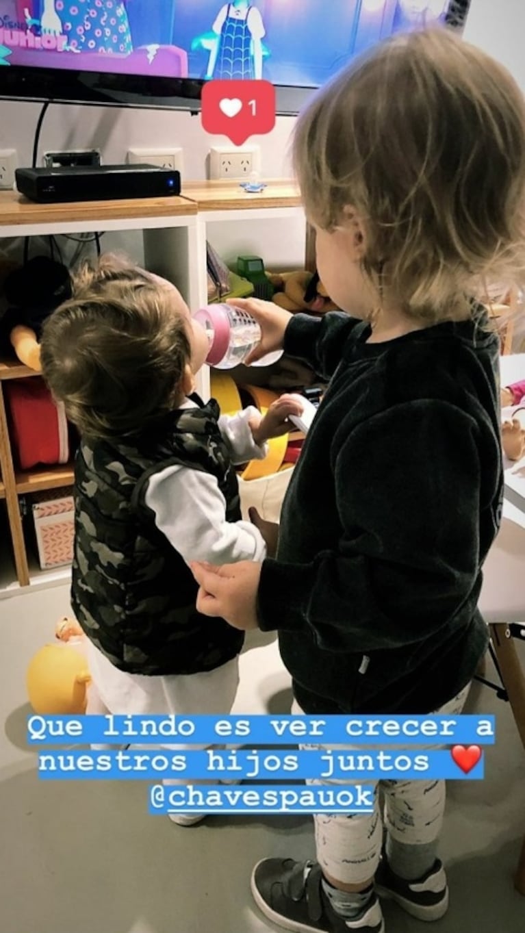 La tierna foto del hijo de Paula Chaves dándole la mamadera a la beba de la China Suárez: "Qué lindo ver crecer a nuestros hijos juntos"