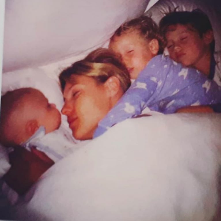 La tierna foto vintage de Pampita, durmiendo con sus hijos cuando eran chiquitos