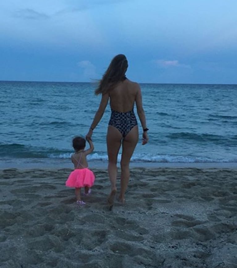 La tierna postal de Marcela Kloosterboer con su hija en el mar: tutú para Juana ¡y colaless para la actriz! 