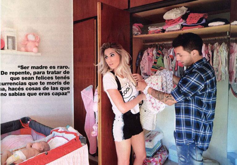 La tierna producción de fotos de Cinthia Fernández y Matías Defederico con sus mellizas (Foto: revista Gente)