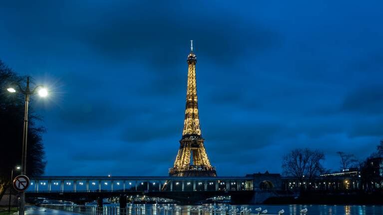 La Torre Eiffel reabre después de meses de vacío absoluto