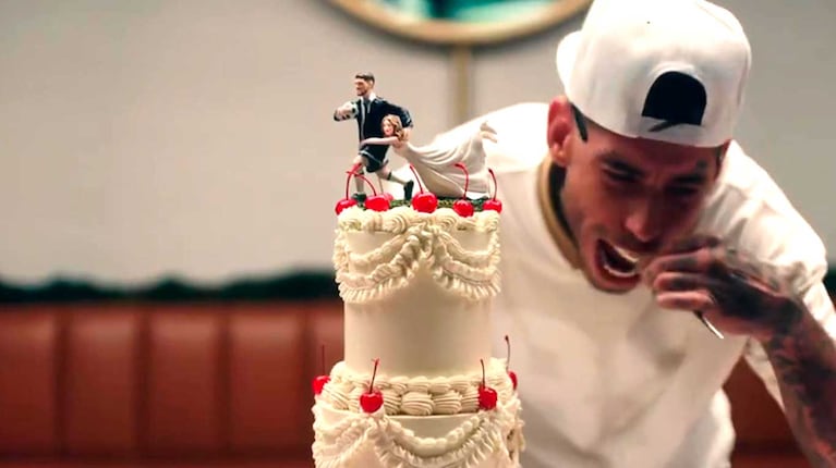 La torta de casamiento que aparece en el videoclip de Tini Stoessel, con el muñeco de De Paul y ella como protagonistas (Foto: captura "Dos Amantes" / YouTube)