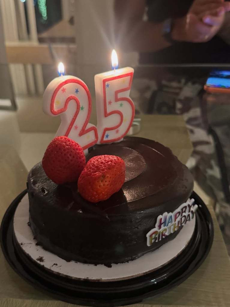 La torta de chocolate con frutillas y las velas del 25 que Tuli Acosta eligió para festejar su cumpleaños.
Crédito: Instagram