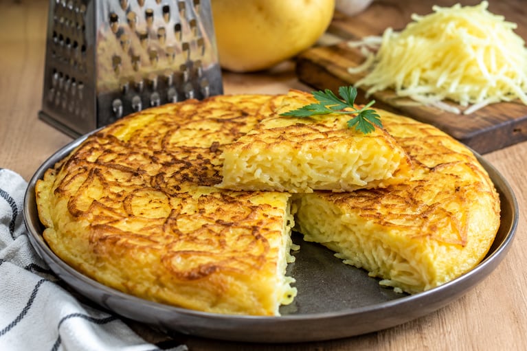 La tortilla de papas que se hace con rallador en 15 minutos: fácil, rápida y riquísima (foto IA)
