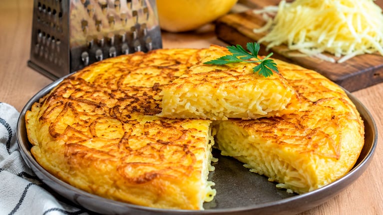 La tortilla de papas que se hace con rallador en 15 minutos: fácil, rápida y riquísima (foto IA)