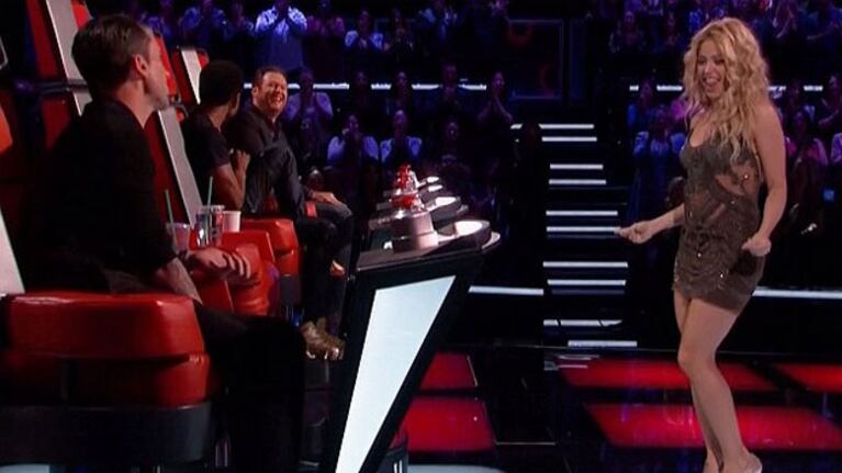 La tortura de Shakira a Adam Levine: le bailó con su sensual movimiento de caderas. (Foto: NBC)