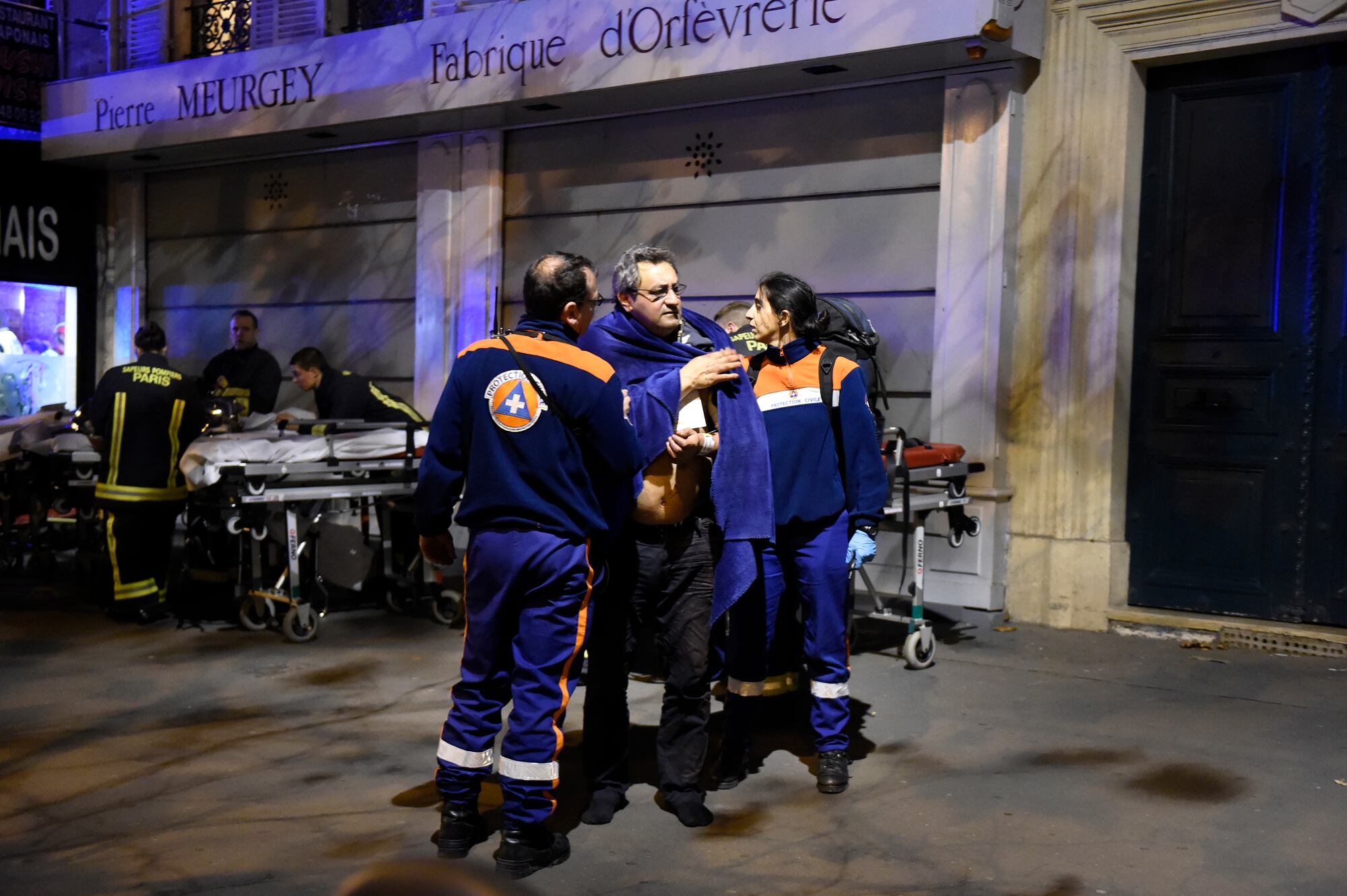 La tragedia golpeó las calles de París el viernes por la noche (Fotos: AFP). 