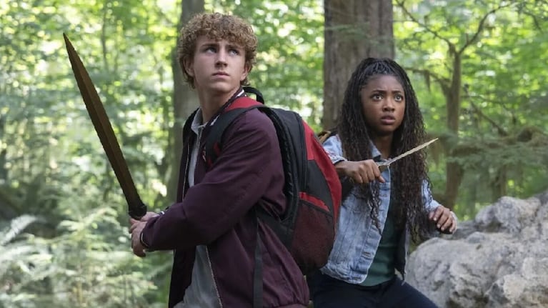 La trama arranca con la frontera protectora del campamento vulnerada.