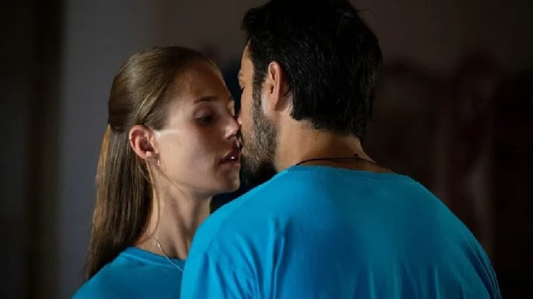 La trama se centra en Lucía y Don Nicola, un diácono por quien comienzan a surgir sentimientos inesperados.
