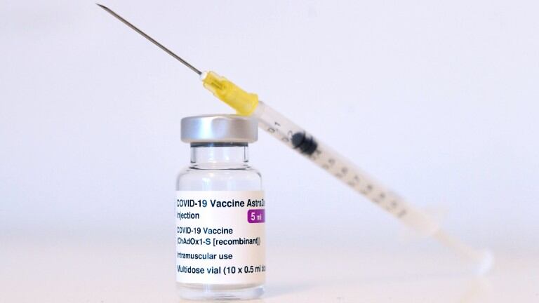 La vacuna de AstraZeneca es "segura y eficaz", concluyó el ente regulador europeo. Foto: DPA.
