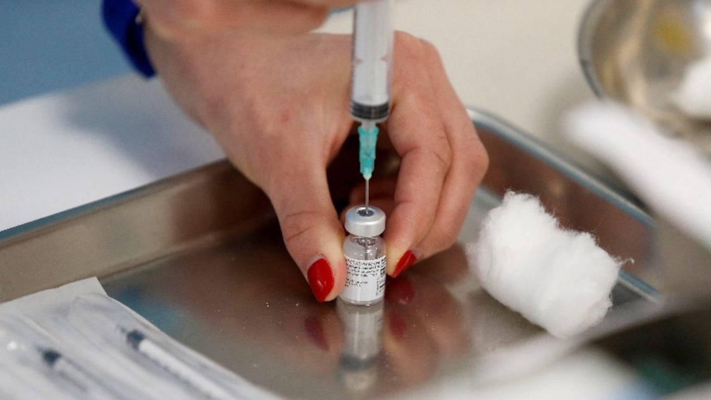 La vacuna de Pfizer pudo neutralizar en laboratorio las mutaciones de variantes del Reino Unido y Sudáfrica. Foto: EFE.