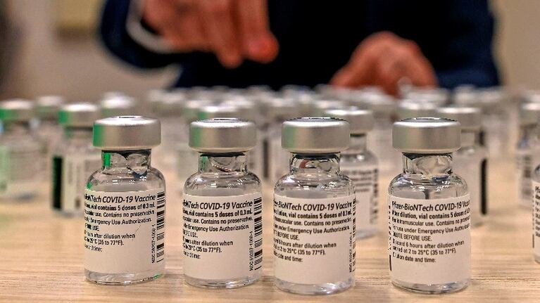 La vacuna de Pfizer y BioNTech es efectiva contra las variantes británica y sudafricana, según un estudio. Foto: AFP.
