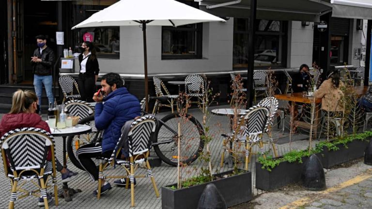 La venta en bares y restaurantes porteños creció un 45% tras habilitar las mesas en las veredas