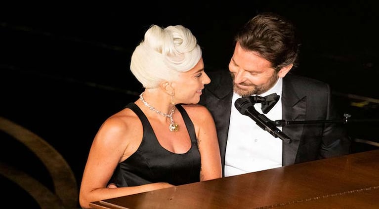 Lady Gaga y Bradley Cooper protagonizan Nace una estrella.