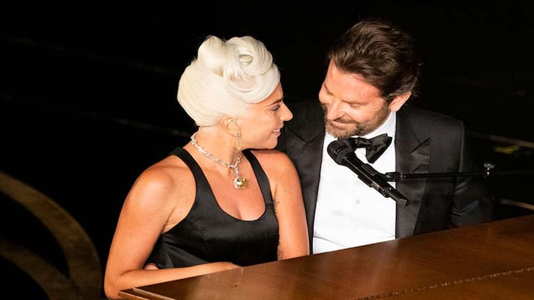 Lady Gaga y Bradley Cooper protagonizan Nace una estrella.