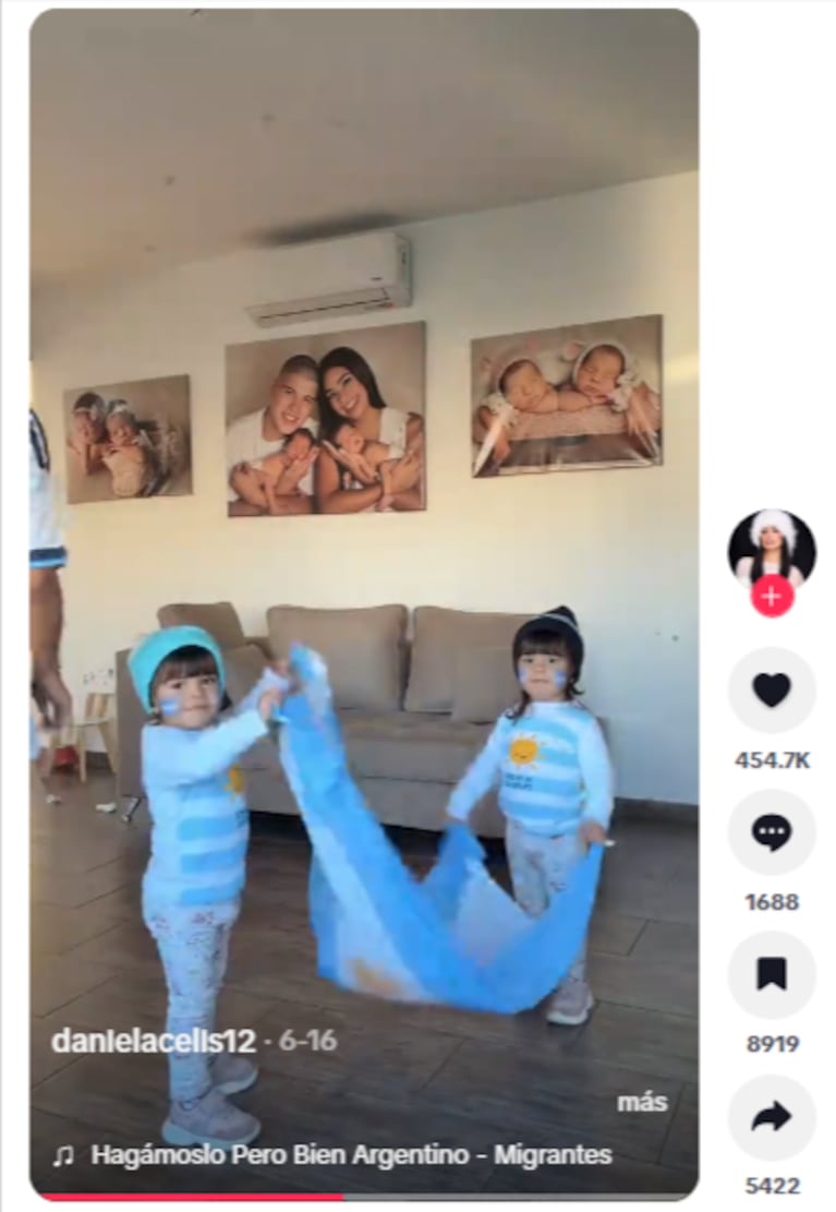 Laia y Aimé alentando a la selección Argentina. Crédito
danielacelis12