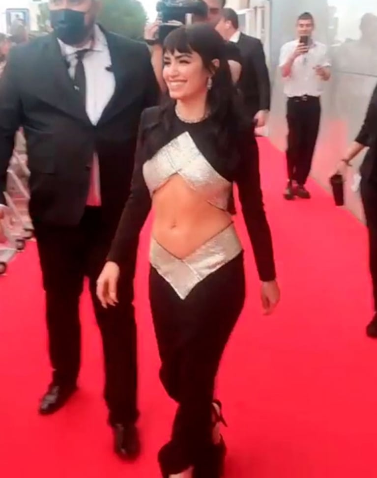 Lali Espósito brilló con un sensual look en los Premios Platino: las imágenes de la alfombra roja