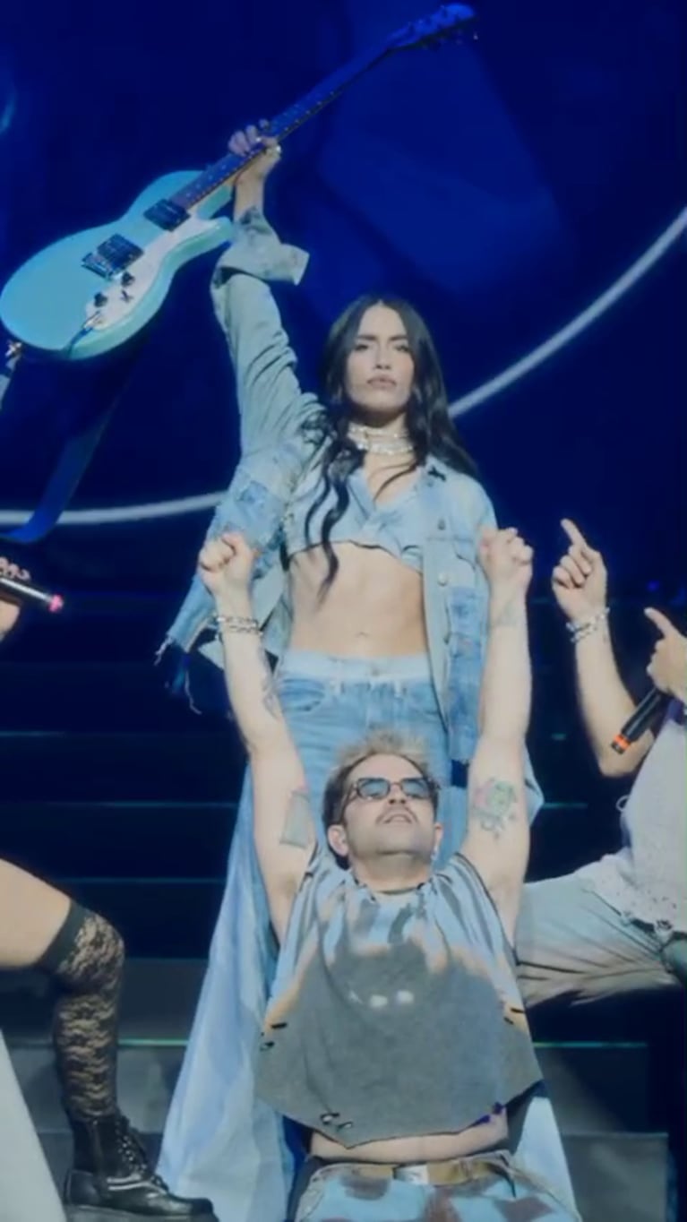 Lali Espósito con Erreway en el Movistar Arena (Foto: captura video de prensa).