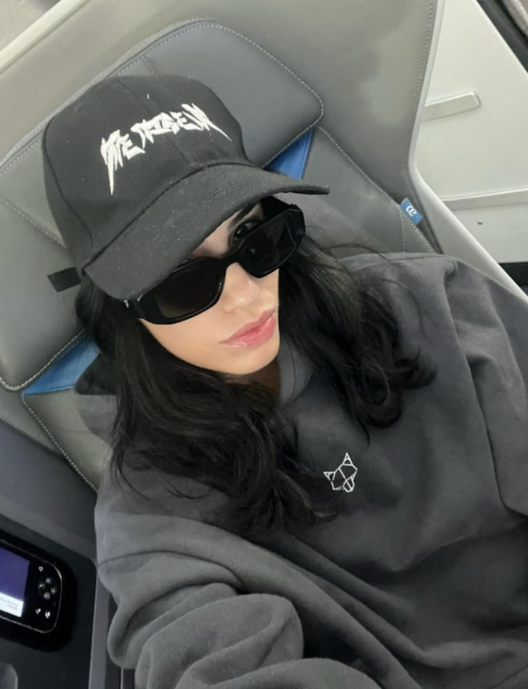 Lali Espósito deslumbró con una divertida selfie: al natural y look de entrecasa