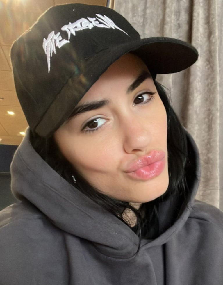 Lali Espósito deslumbró con una divertida selfie: al natural y look de entrecasa