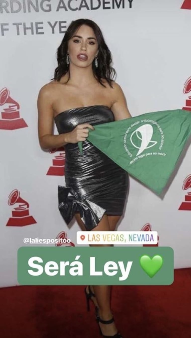 Lali Espósito en los Latin Grammy Awards, con el pañuelo verde a favor del aborto legal: "Será ley"