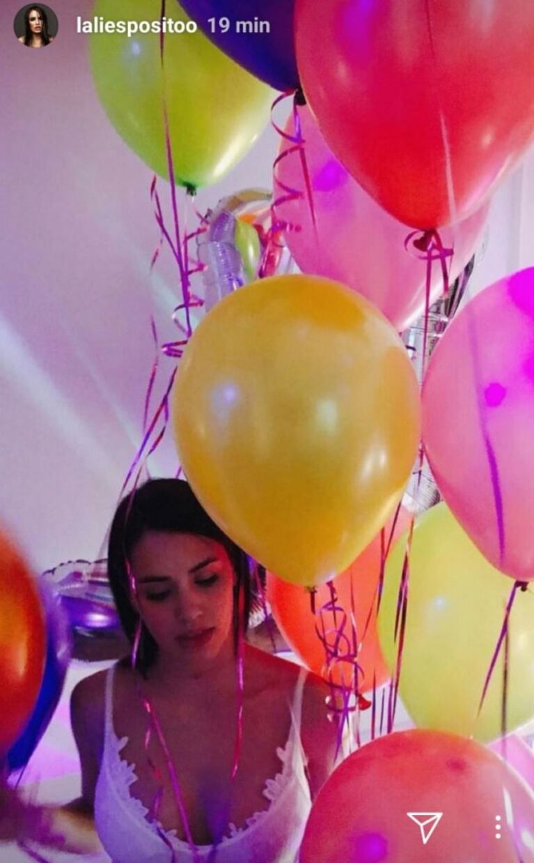 Lali Espósito festejó su cumple con su novio y su familia: súper escote y mimos con Santiago Mocorrea 