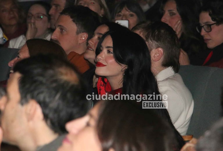 Lali Espósito fue a ver a Pedro Rosemblat en su debut en su unipersonal en la calle Corrientes (Foto: Movilpress).