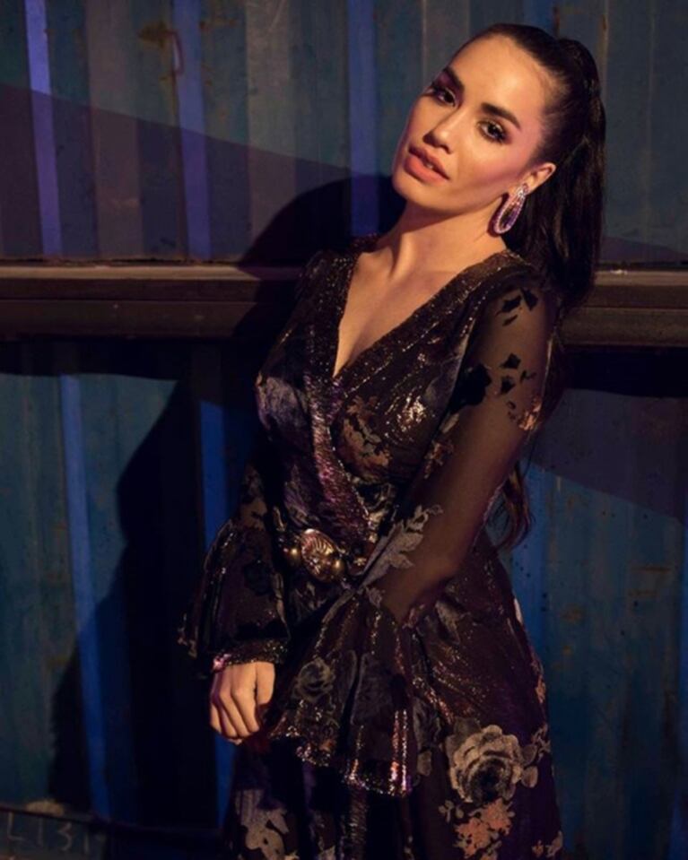 Lali Espósito, glamorosa y enamorada: look de gala y súper beso con Santiago Mocorrea