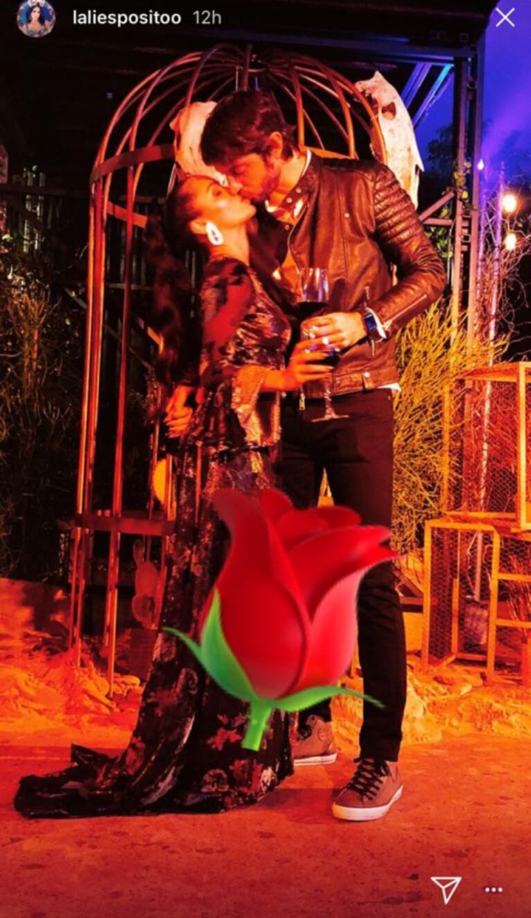 Lali Espósito, glamorosa y enamorada: look de gala y súper beso con Santiago Mocorrea