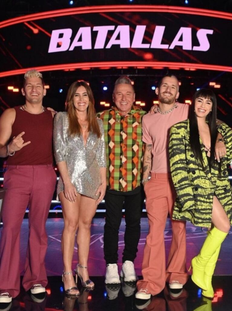 Lali Espósito impactó con su look en La Voz: saco animal print, audaz vestido negro y botas verde limón